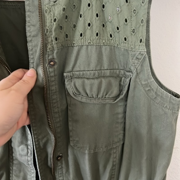 Candie's Sleeveless Vest - Picture 5 of 14